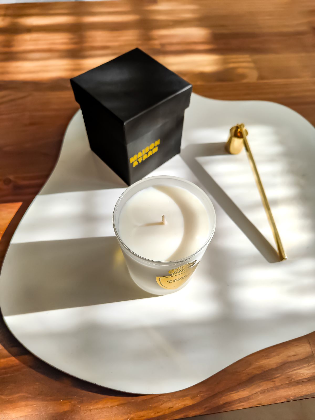 Bougie parfumée franboise caramel, parfum de Grasse, cire vegetale et fabriquée en France. Parfumerie de maison. parfum sucré et boisé.