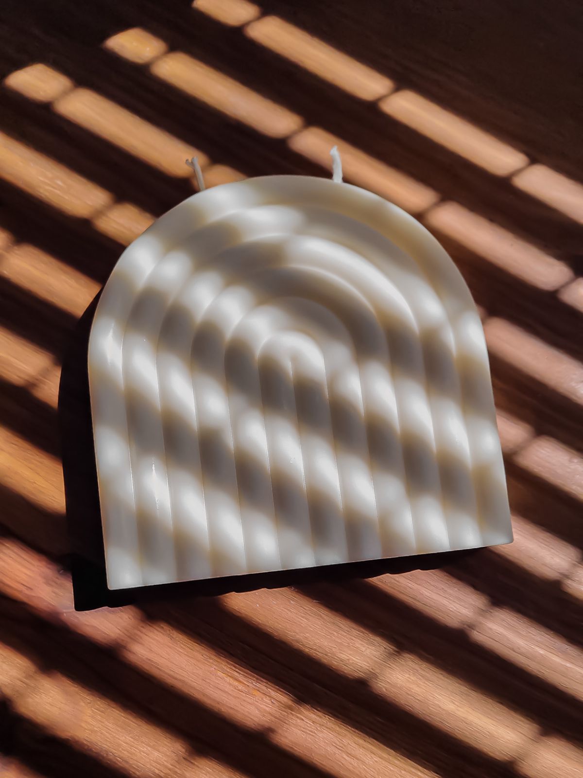 La Grande bougie arc en ciel est une forme qui est idéale pour décorer n'importe quelle pièce.Fabriquée à partir d'un mélange de cire végétale, respectueuse de l'environnement et biodégradables.