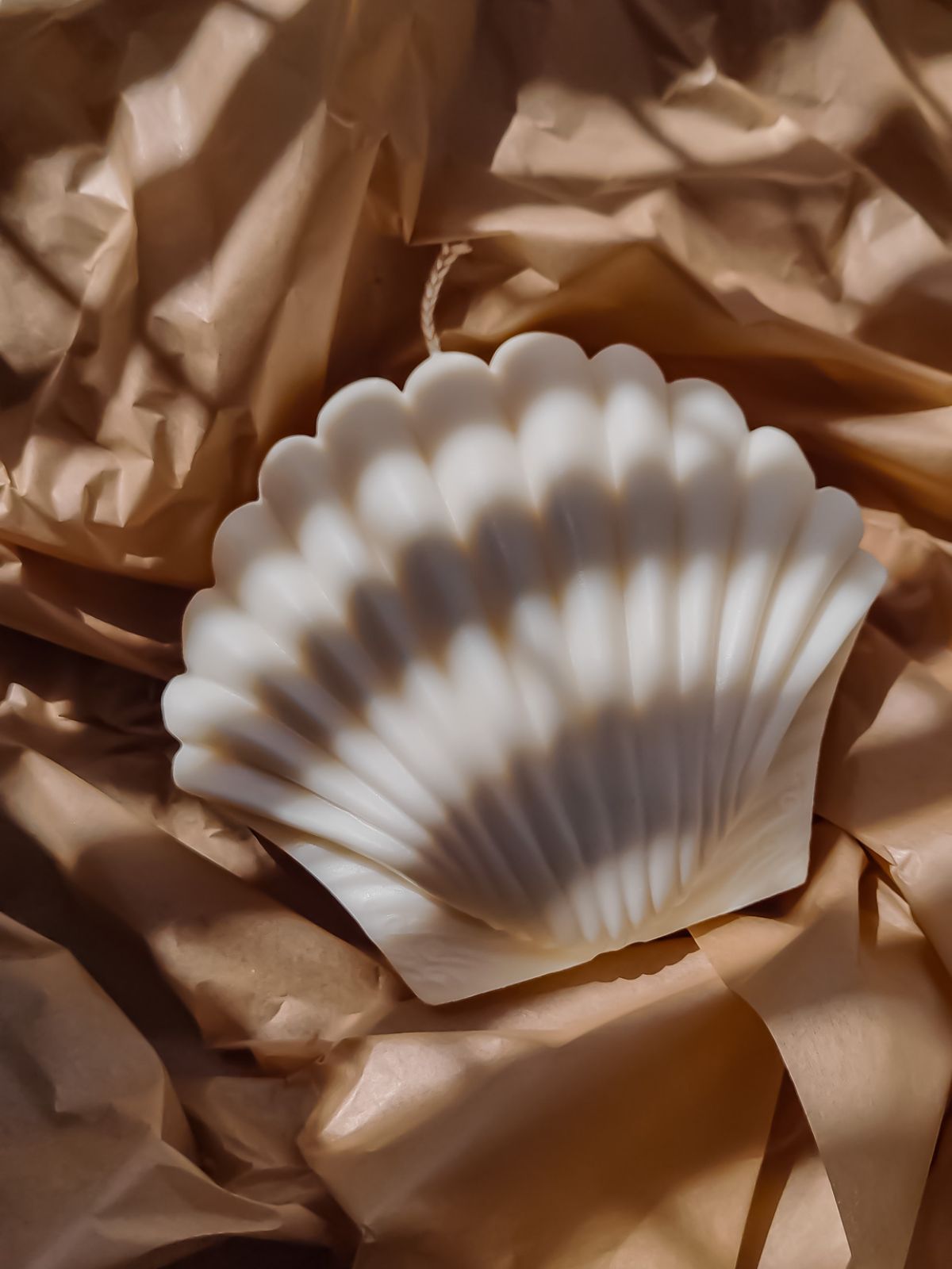 Bougie parfumée en forme coquillage. Décoration de tendance marine pour une ambiance bord de mer. bougie naturelle en cire de soja 100% végétale.