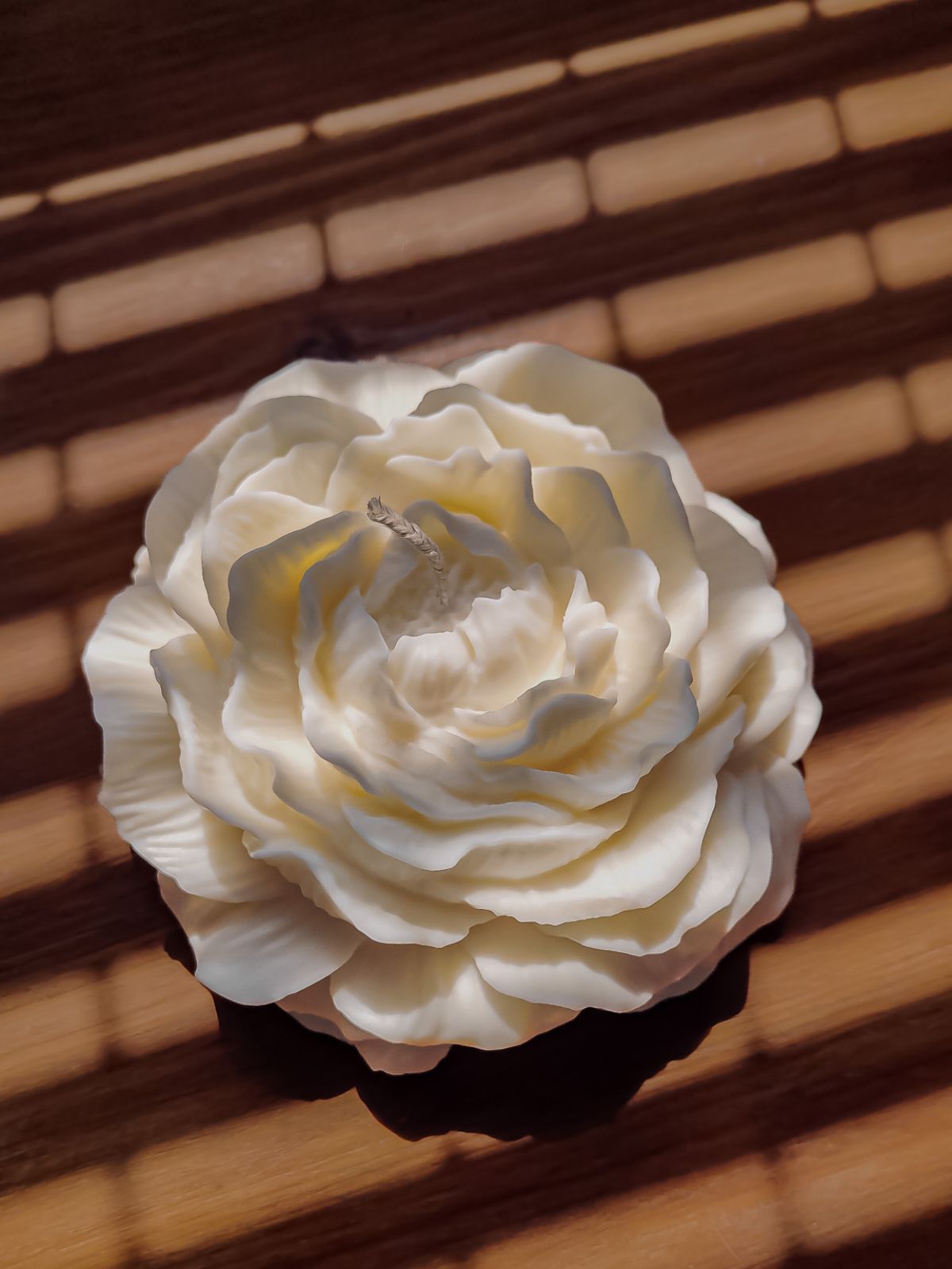 Grande Bougie pivoine naturelle- Maxi Bougie en fleur une décoration sculpturales et fantaisiste pour une touche glamour de son intérieur.