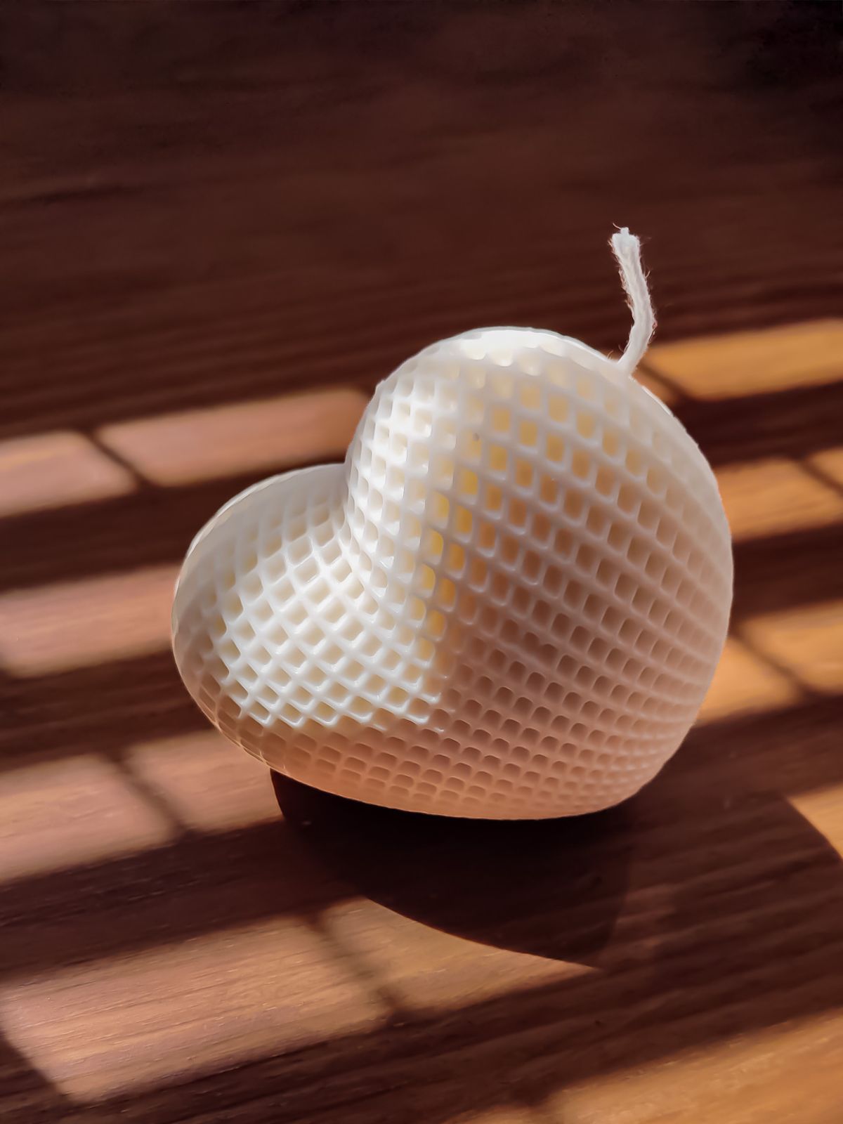 Jolie cadeau en forme de coeur avec une texture cadrillé pour une ambiance romantique et boheme. Bougies décoratives parfumées en forme de coeur. idée cadeau st valentin à offrir. Cadeau idéale pour les amoureux.