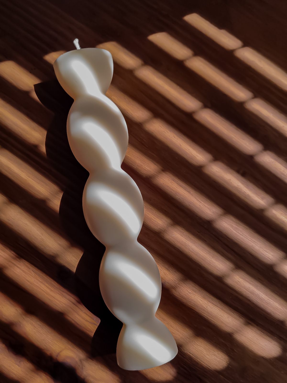 bougie pilier decorative design. déoration de salon et de table basse. décoration de maison stylé. bougie artisanale fabriqué en France et parfumée. décoration art de table raffinée.