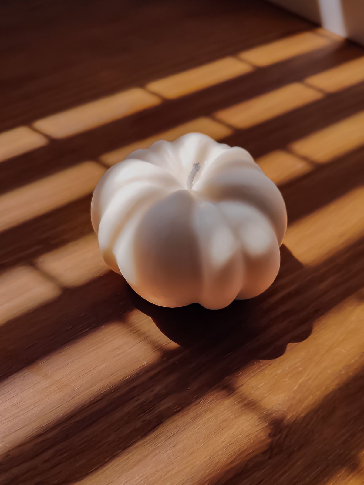 Bougie naturelle citrouile- deco d'automne sympa. Bougie decorative de maison artisanale. fabrication française dans la ville de Lyon. Cire végétale eco responsable et bio fabriqué à la main et parfumée.