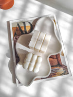 Plateau décoratif artisanal pour bougie. Vide poche de table pour habiller son entrée. Plateau fabriquée à la main en France en résine écologique naturelle.