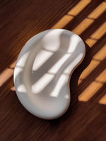 Vide poche et objet décorative minimaliste et épurée. Plateau de rangement.  Bol décoratif  de table au courbe arrondi. objet déco style scandinave ou japandi.