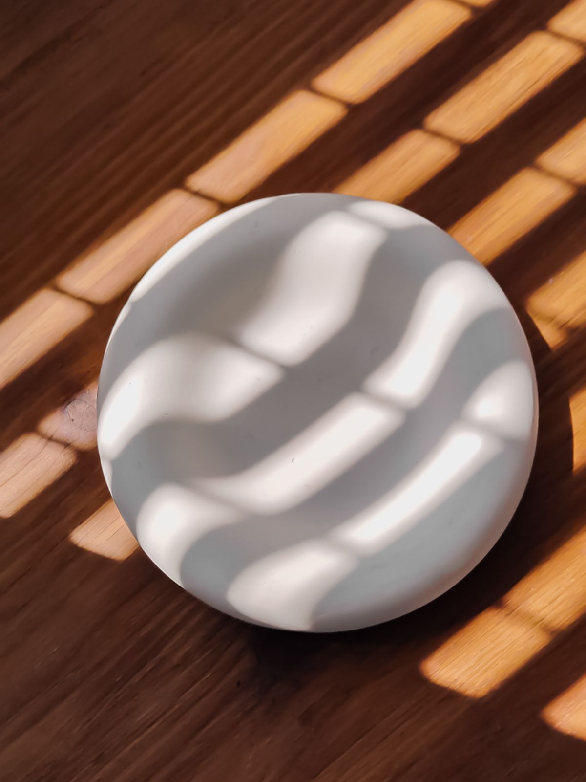 Plat décoratif minimaliste et artisanal. décoration de table tendance pour habiller son intérieur avec élégance. Objet Déco tendance pour ranger ses cles et bijoux. Vide poche neutre et luxueux.