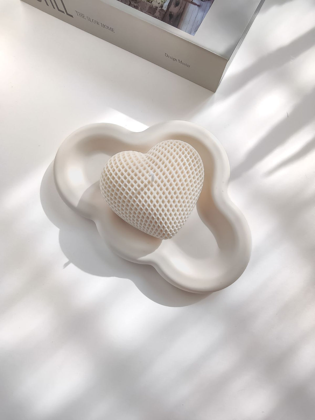 plateau déco en forme de nuage. déco minimaliste pour salon. plateau artisanale avec une bougie coeur