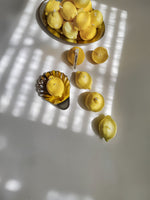 bougie citron, bougie trompe l'oeil été, dolce vita décoration ete dolcevita. bougie parfumée agrume, déco jaune, table d'été déco colorée. fait main, artisat frabçais et local. made in Lyon. décoration table d'été, décore tendance 