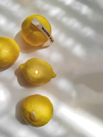 bougie citron, bougie trompe l'oeil été, dolce vita décoration ete dolcevita. bougie parfumée agrume, déco jaune, table d'été déco colorée. fait main, artisat frabçais et local. made in Lyon. décoration table d'été, décore tendance 