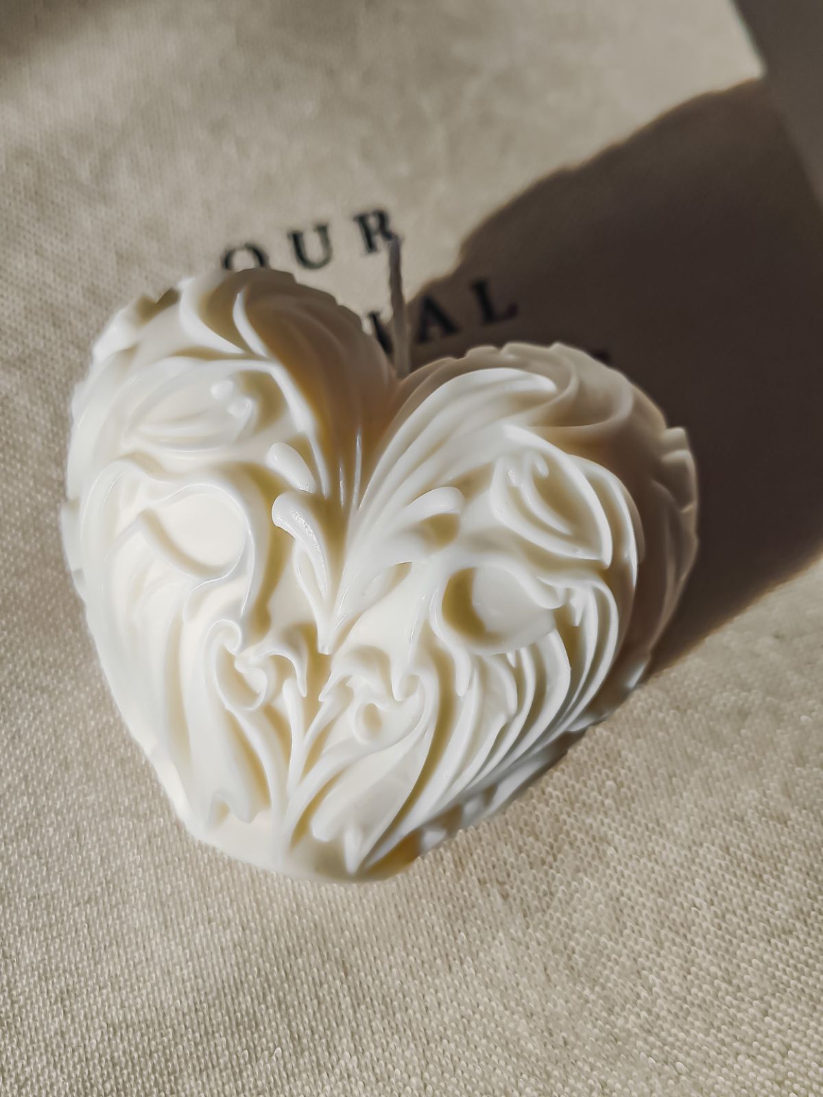 Bougie coeur en cire naturelle. Une fantaisie décorative a offrir en cadeau d'anniversaire,  mariage ou pour la st valentin. déclaration d'amour et romance pour votremaison.