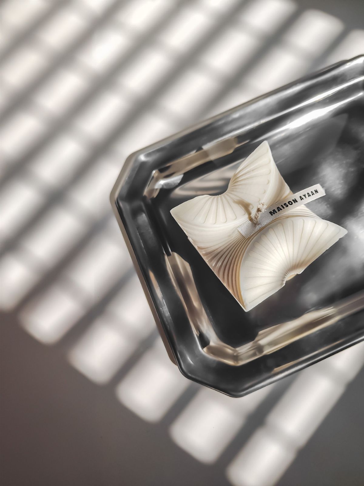 Bougie sculptural en forme de cube abstrait. idée cadeau à offrir. bougie artisanal naturelle et parfumée.