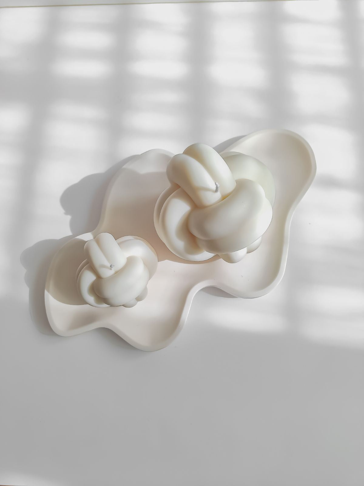 Bougies décoratives en forme de noeud pour décorer tables et comptoires sur  un jolie plateau. Décoration stylé et tendance pour sublimer toutes les pièces de la maison.