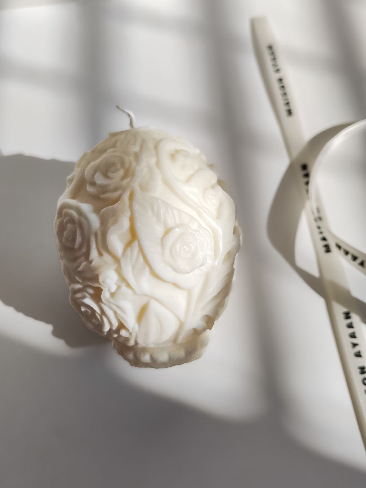 Bougie Oeuf de pâques décorative. Décoration de prinemps et de pâques. Bougies artisanal fait main en France dans la ville de Lyon. Bougie de luxe orné et sculpté en 3d. déco de table.