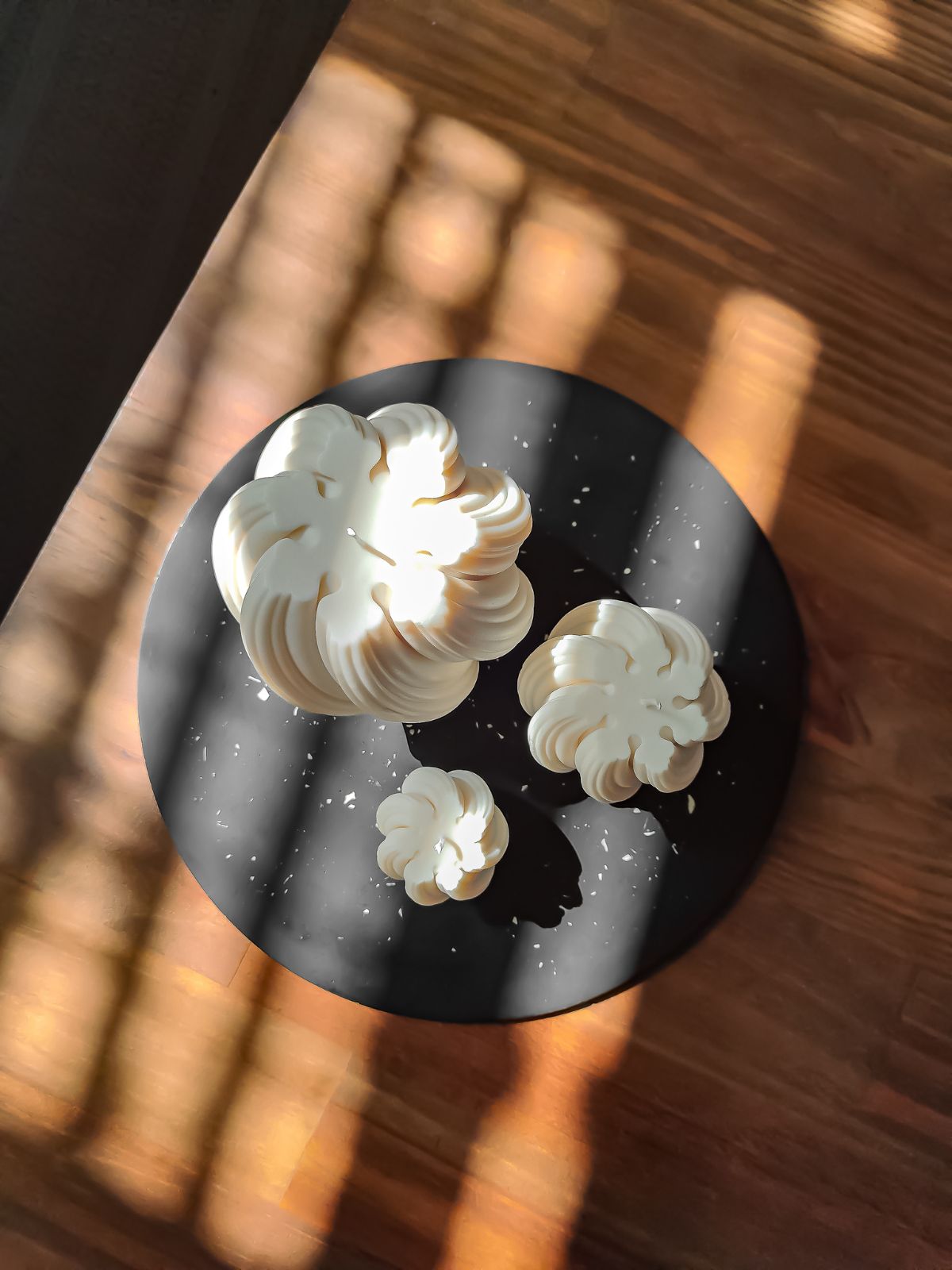 Bougies décoratives d'intérieur.  bougies sculpturales en forme de tourbillon. Décoration de maison tendance pour ambiance chaleureuse.