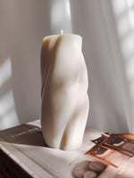 jolie bougie décorative minimaliste pour la maison. déco de table.bougie pilier sculptural de table. bougie naturelle d'intérieur fait main en France. bougie parfumée intense.