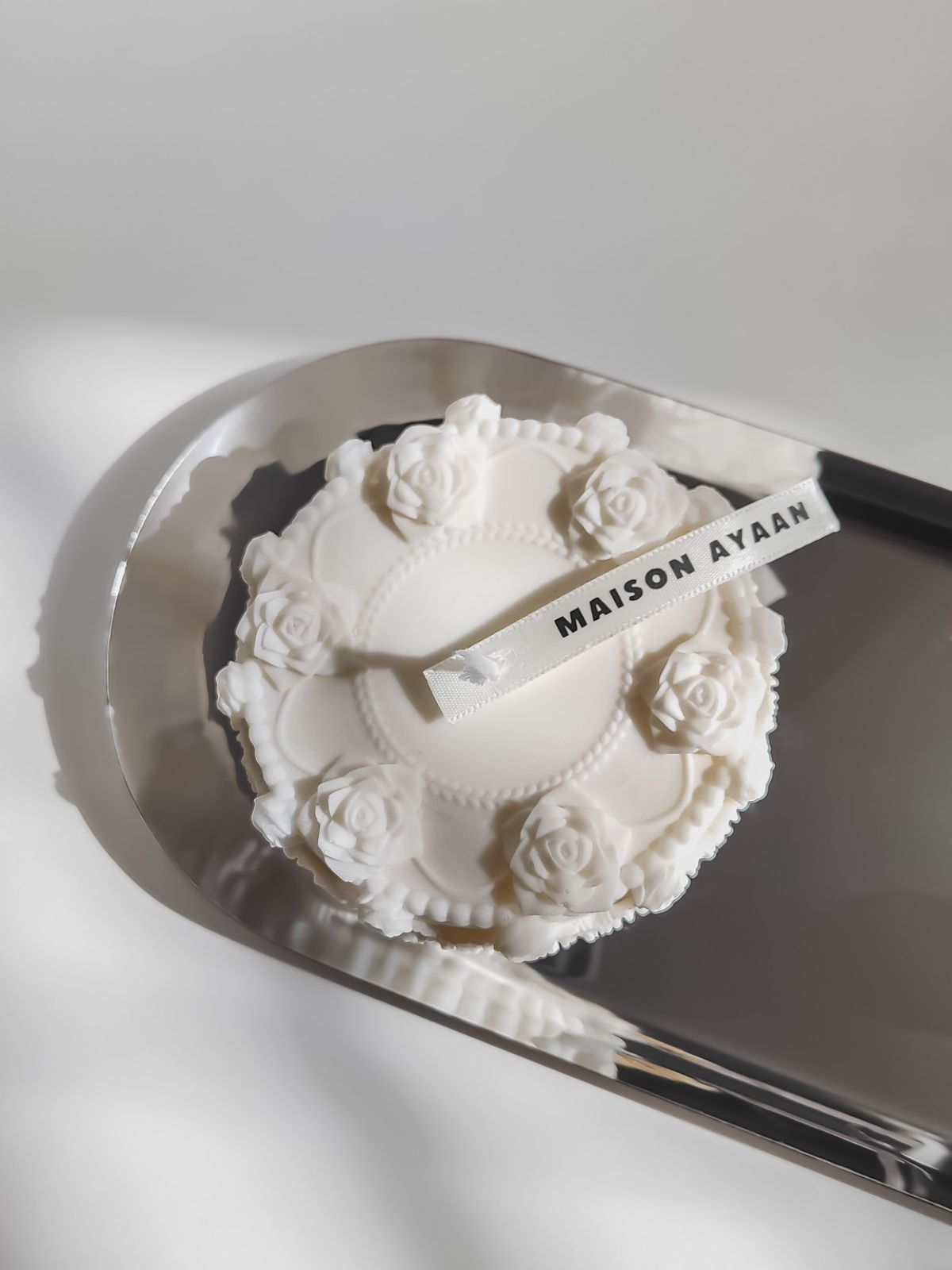 Bougie décorative Gâteau – Bougie sculpturale trompe-l’œil en cire naturelle

Décoration en forme de gâteau orné de délicates roses sculptées, une création originale qui s’inscrit dans la tendance trompe-l’œil inspirée de la pâtisserie.
Bougie Layer cake en cire. gourmandire décorative.