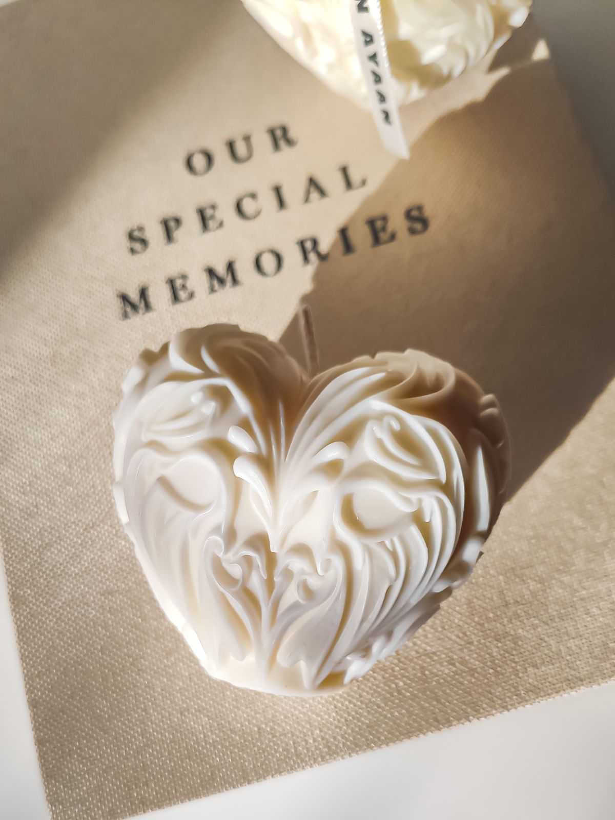 Bougie coeur en cire naturelle. Une fantaisie décorative a offrir en cadeau d'anniversaire,  mariage ou pour la st valentin. déclaration d'amour et romance pour votremaison.