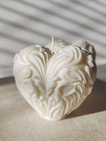 Bougie coeur en cire naturelle. Une fantaisie décorative a offrir en cadeau d'anniversaire,  mariage ou pour la st valentin. déclaration d'amour et romance pour votremaison.