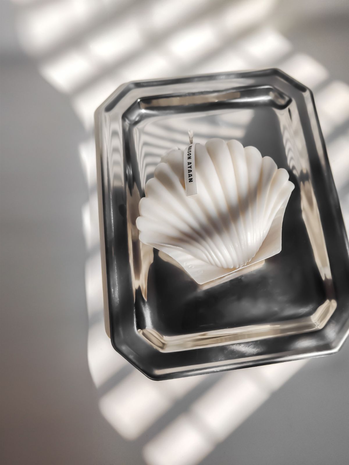 Bougie parfumée en forme coquillage. Décoration de tendance marine pour une ambiance bord de mer. bougie naturelle en cire de soja 100% végétale.