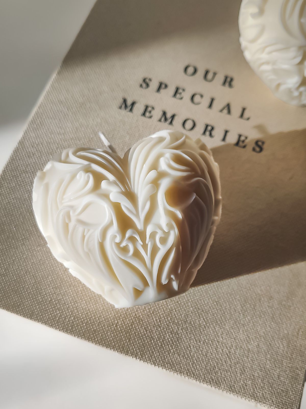 Bougie coeur en cire naturelle. Une fantaisie décorative a offrir en cadeau d'anniversaire,  mariage ou pour la st valentin. déclaration d'amour et romance pour votremaison.