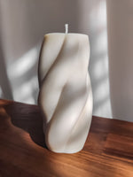 jolie bougie décorative minimaliste pour la maison. déco de table.bougie pilier sculptural de table. bougie naturelle d'intérieur fait main en France. bougie parfumée intense.