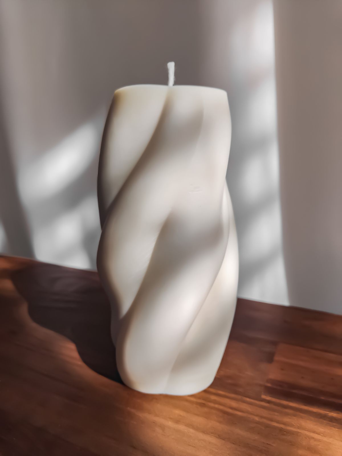 jolie bougie décorative minimaliste pour la maison. déco de table.bougie pilier sculptural de table. bougie naturelle d'intérieur fait main en France. bougie parfumée intense.