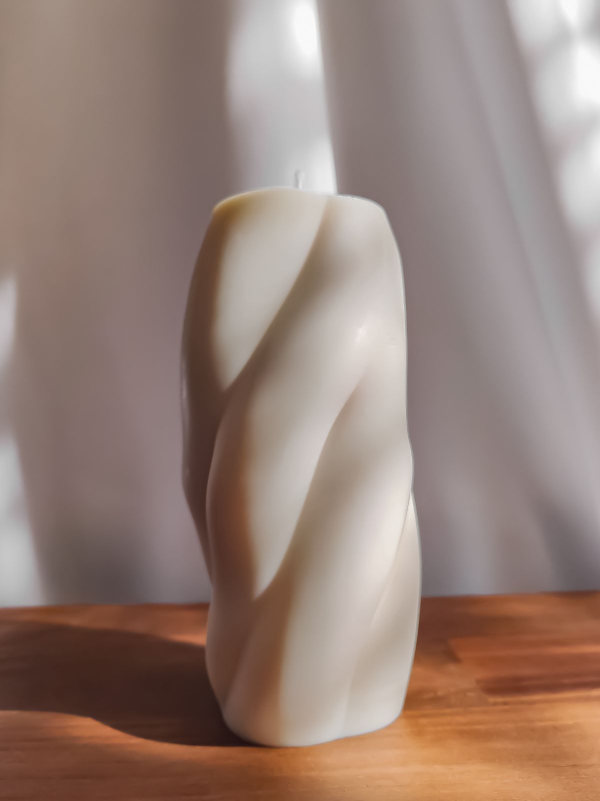 jolie bougie décorative minimaliste pour la maison. déco de table.bougie pilier sculptural de table. bougie naturelle d'intérieur fait main en France. bougie parfumée intense.