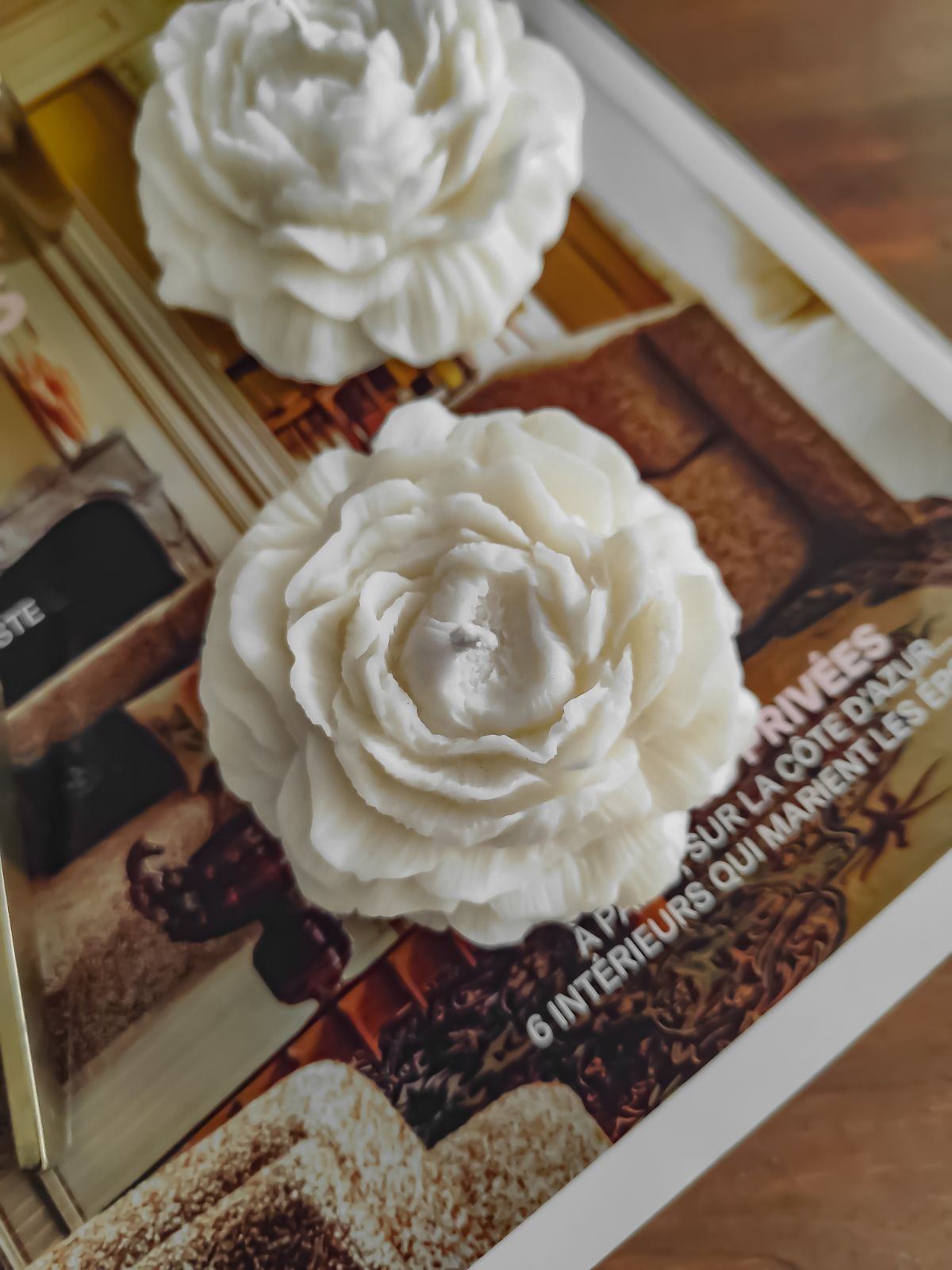 bougie fleur en forme de pivoine - Une décoration artisanale française fabriquer avec amour dans la ville de Lyon en France.