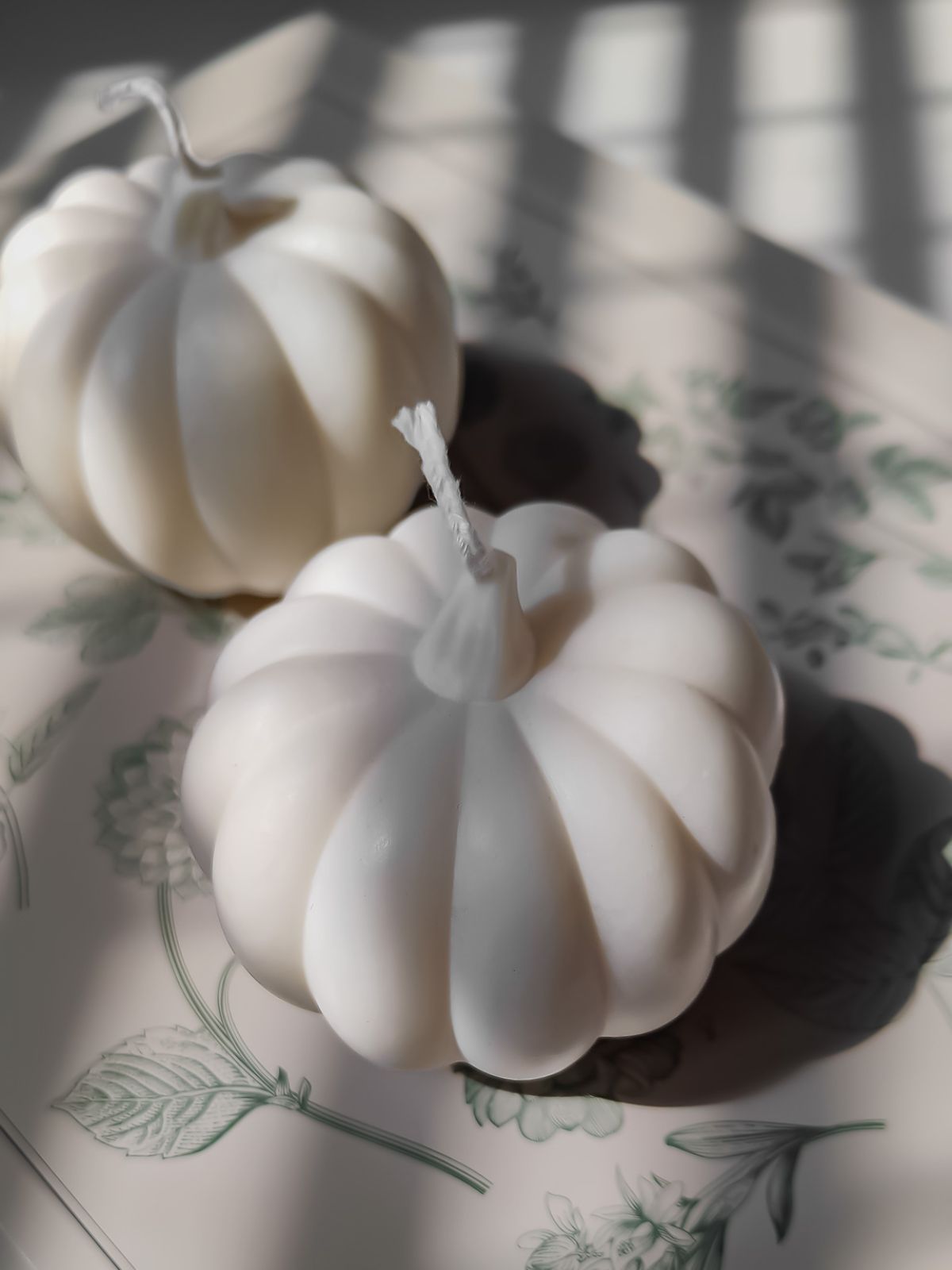 Bougie décorative et artisanale forme citrouille. déco parfumée pour l'automne.  fabriqué en cire naturelle dans la ville de Lyon. bougie potiron decorative.