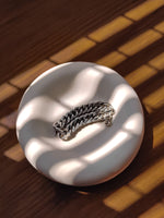 Bol décoratif minimaliste et artisanal. décoration de table tendance pour habiller son intérieur avec élégance. Déco tendance pour ranger ses cles et bijoux. Vide poche neutre et luxueux.