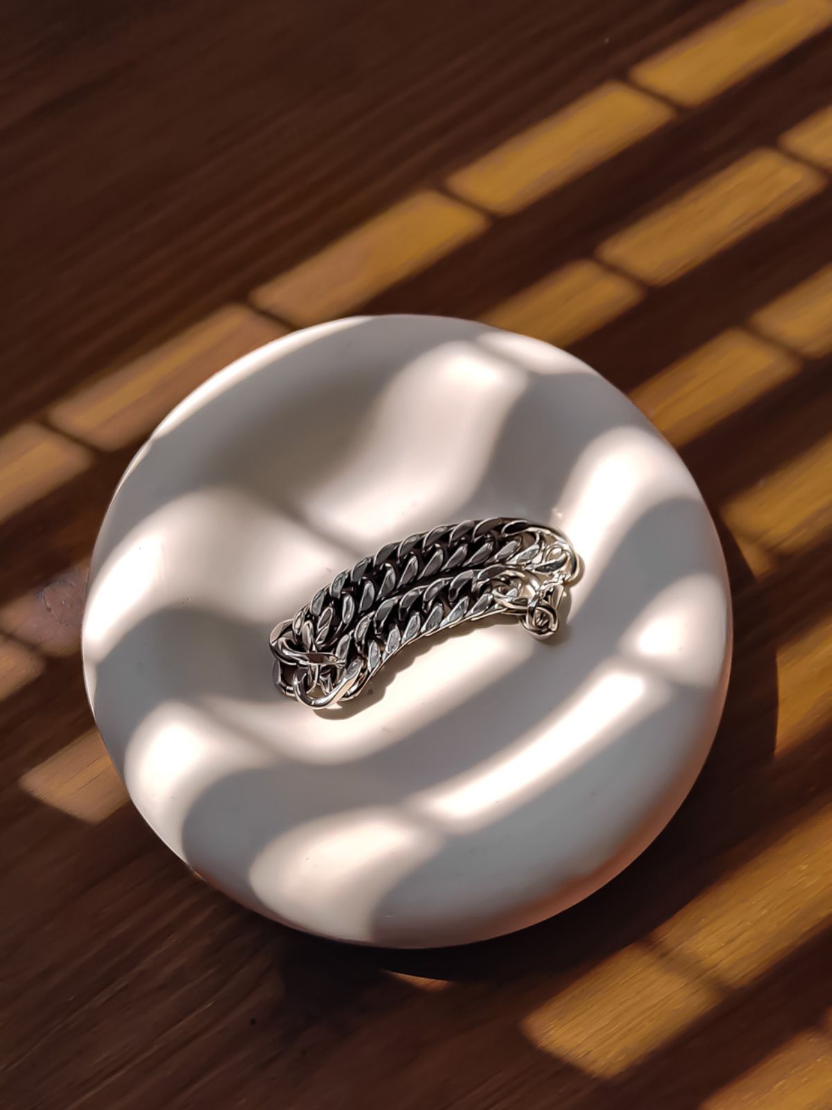 Bol décoratif minimaliste et artisanal. décoration de table tendance pour habiller son intérieur avec élégance. Déco tendance pour ranger ses cles et bijoux. Vide poche neutre et luxueux.