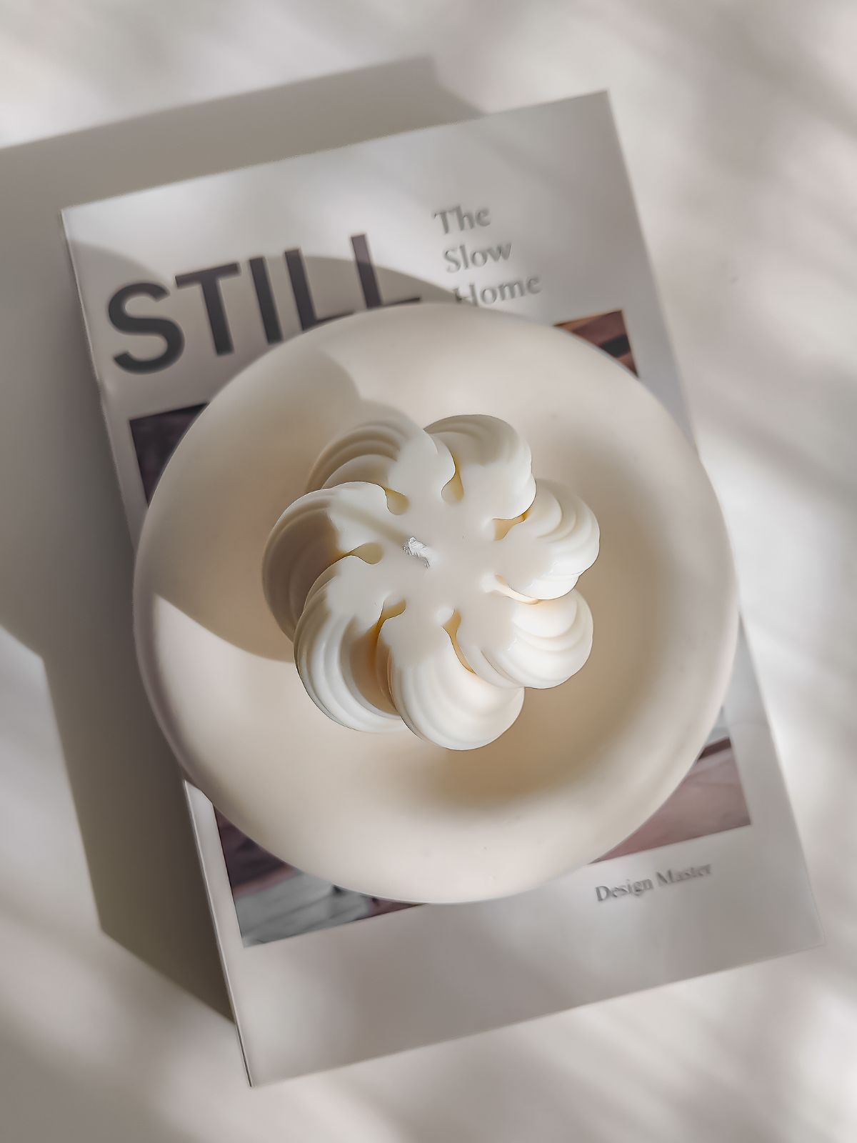 Plat décoratif minimaliste et artisanal. décoration de table tendance pour habiller son intérieur avec élégance. Objet Déco  pour bougie. Un porte bougie luxueux.