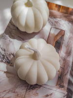 Bougie décorative et artisanale forme citrouille. déco parfumée pour l'automne.  fabriqué en cire naturelle dans la ville de Lyon. bougie potiron decorative.