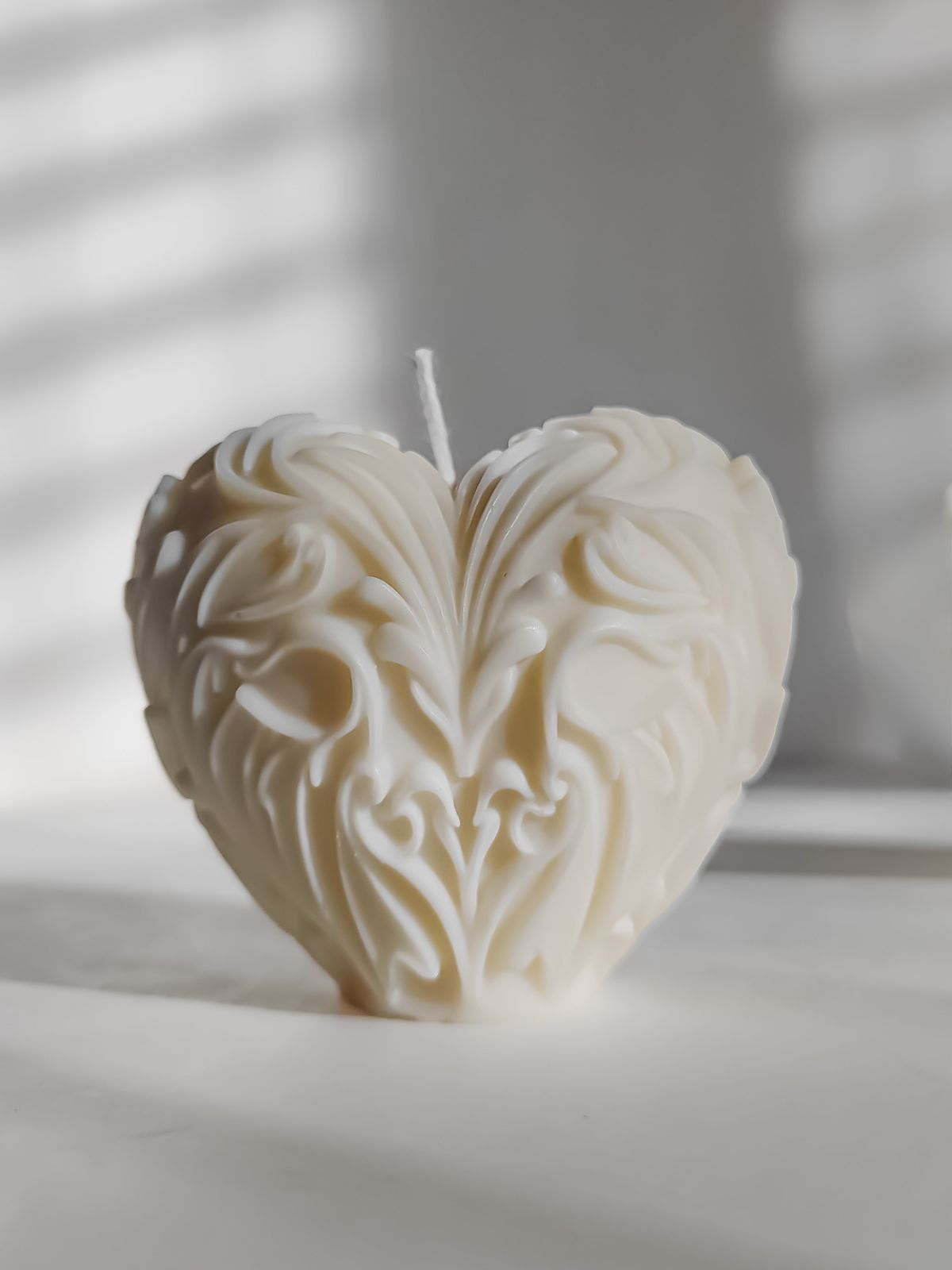 Bougie coeur en cire naturelle. Une fantaisie décorative a offrir en cadeau d'anniversaire,  mariage ou pour la st valentin. déclaration d'amour et romance pour votremaison.