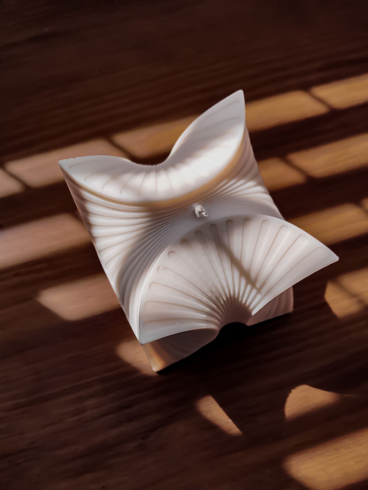 Décoration artisanal de bougie design en forme de cube abstrait. Les idées cadeaux à offrir. Bougie artisanal 100% naturelle et parfumée.
