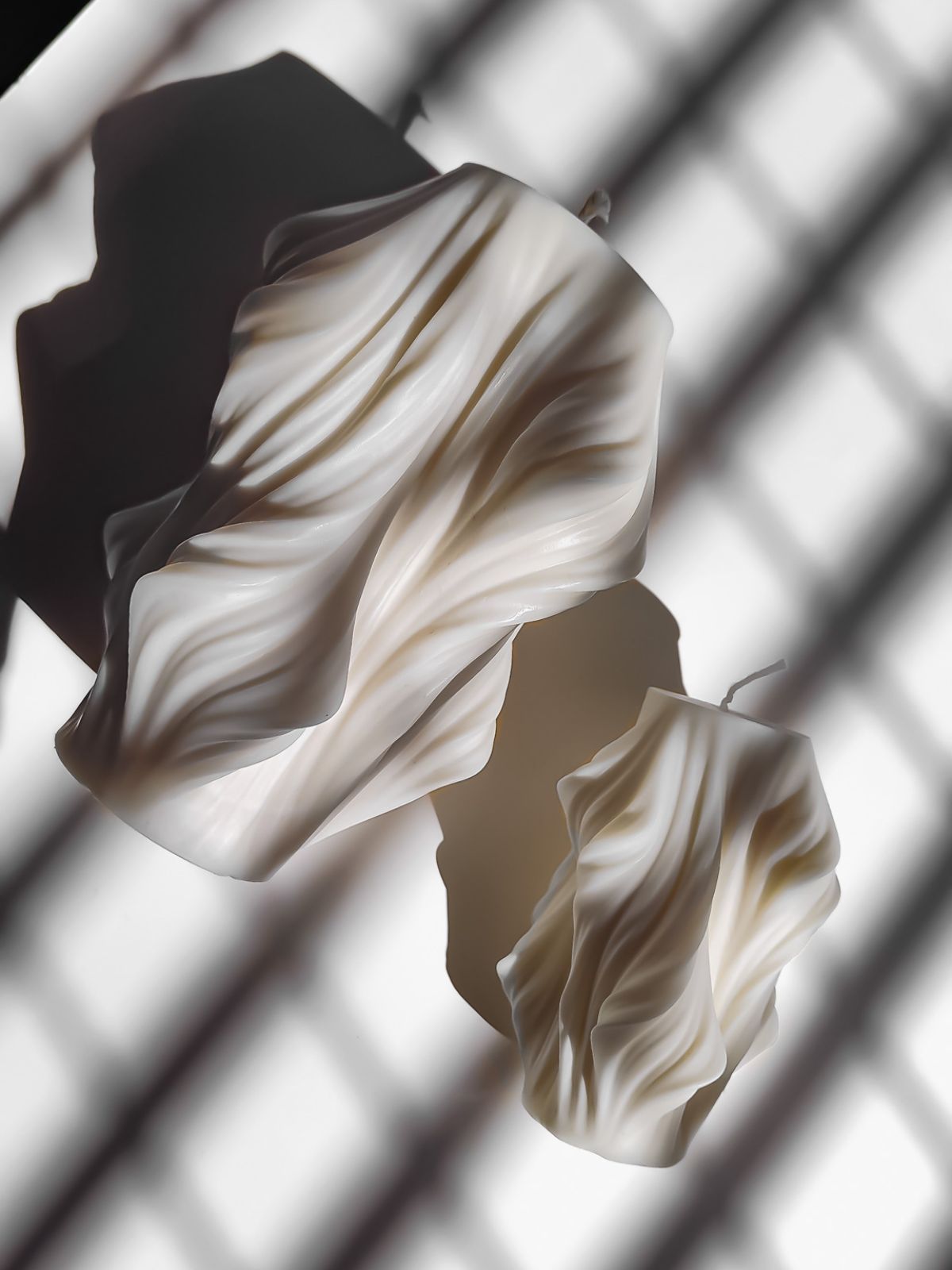 Grande et petite Bougie déco en forme de drapé. Objet décorative de maison artisanal. bougie pour décorer table basse, bibliothèque, ou centre de table. fabriquée à la main en France a base de cire de soja 100% naturelle. bougie décorative parfumée.