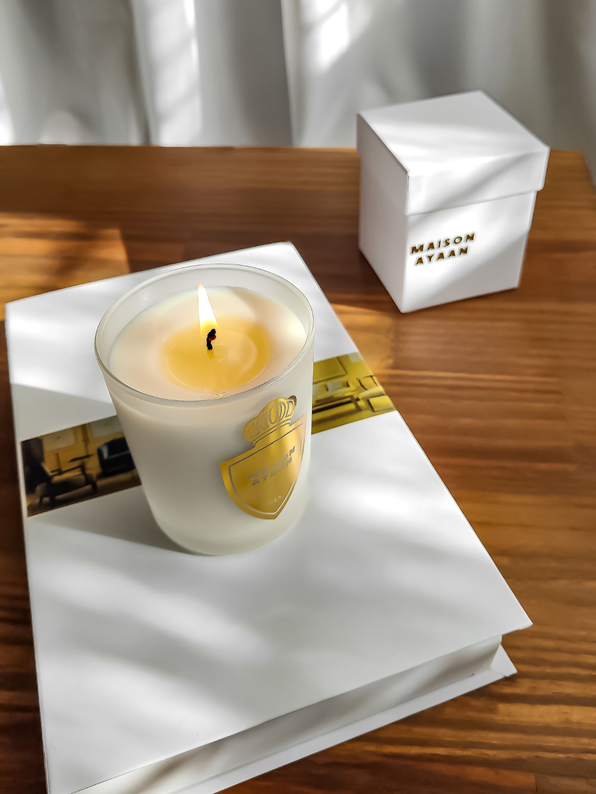 Grande bougie parfumée cèdre, parfum de Grasse, cire vegetale et fabriquée en France. Parfumerie de maison. parfum  boisé et frais.