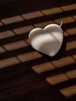 Jolie cadeau en forme de coeur avec une texture cadrillé pour une ambiance romantique et boheme. Bougies décoratives parfumées en forme de coeur. idée cadeau st valentin à offrir. Cadeau idéale pour les amoureux.
