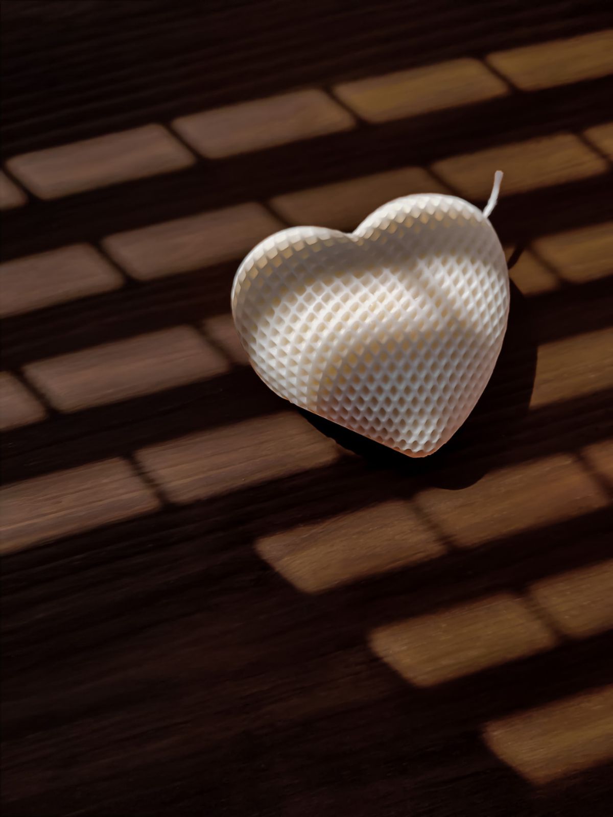 Jolie cadeau en forme de coeur avec une texture cadrillé pour une ambiance romantique et boheme. Bougies décoratives parfumées en forme de coeur. idée cadeau st valentin à offrir. Cadeau idéale pour les amoureux.