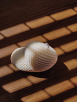 Jolie cadeau en forme de coeur avec une texture cadrillé pour une ambiance romantique et boheme. Bougies décoratives parfumées en forme de coeur. idée cadeau st valentin à offrir. Cadeau idéale pour les amoureux.