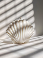 Bougie parfumée en forme coquillage. Décore aquatique tendance pour une ambiance bord de mer. bougie naturelle en cire de soja 100% végétale.