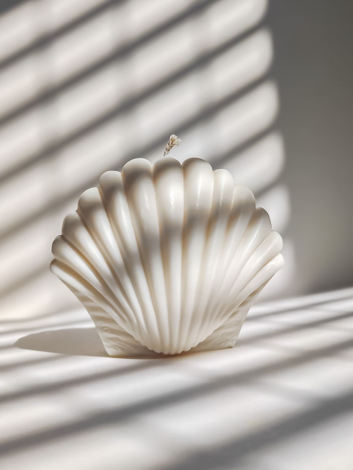 Bougie parfumée en forme coquillage. Décore aquatique tendance pour une ambiance bord de mer. bougie naturelle en cire de soja 100% végétale.
