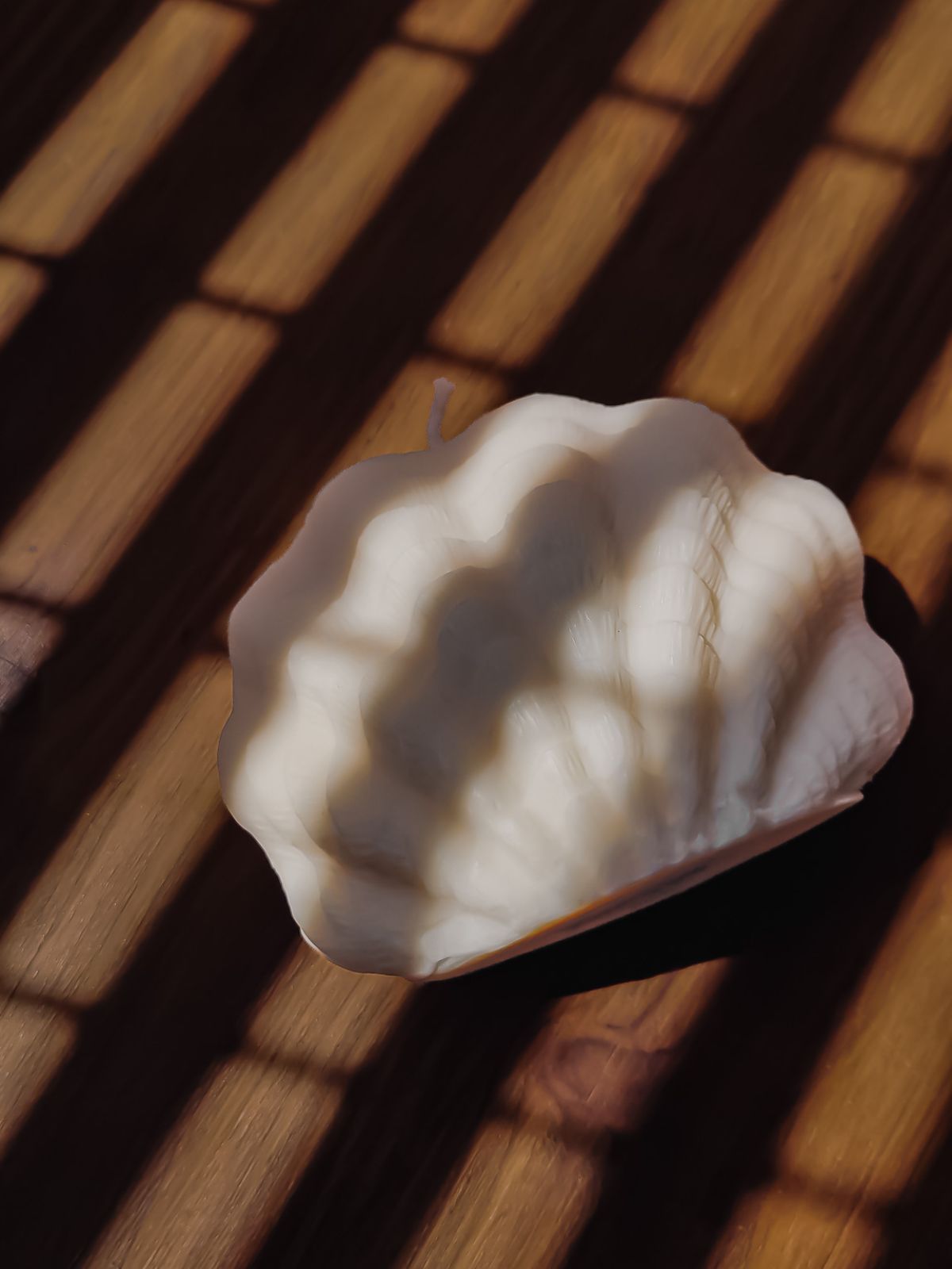 Bougie parfumée en forme coquillage. Décoration de tendance marine pour une ambiance bord de mer. bougie naturelle en cire de soja 100% végétale.