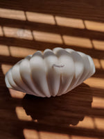 Bougie parfumée en forme coquillage. Décore aquatique tendance pour une ambiance bord de mer. bougie naturelle en cire de soja 100% végétale.