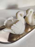 Bougie cygne, déco mariage raffinée. bougie decorative cygne parfuméé. fabrication artisanale en cire naturelle. bougie sculpturale luxe. idee cadeau invité mariage, baptème, cadeau marié prestige. fabrication française. swan candle. swan. décoration cygne.