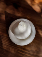 Grande bougie décorative parfumée en forme de goutte avec une jolie texture cadrillé. Décoration de table basse, de 
 bibliothèque, ou de comptoire à coté de vase ou de tableau. Objet déco raffinée et chaleureux pour intérieur. Bougie sculpturale artisanale fabriquée en cire de soja naturelle en France dans la ville de Lyon.