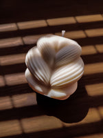 Bougie décorativeen forme de grande tresse. Tendance zen ou japandi pour un intérieur cosy et chaleureux. Bougie sculpturale fabriquée à la main en cire naturelle.  Décoration moderne d'intérieur.