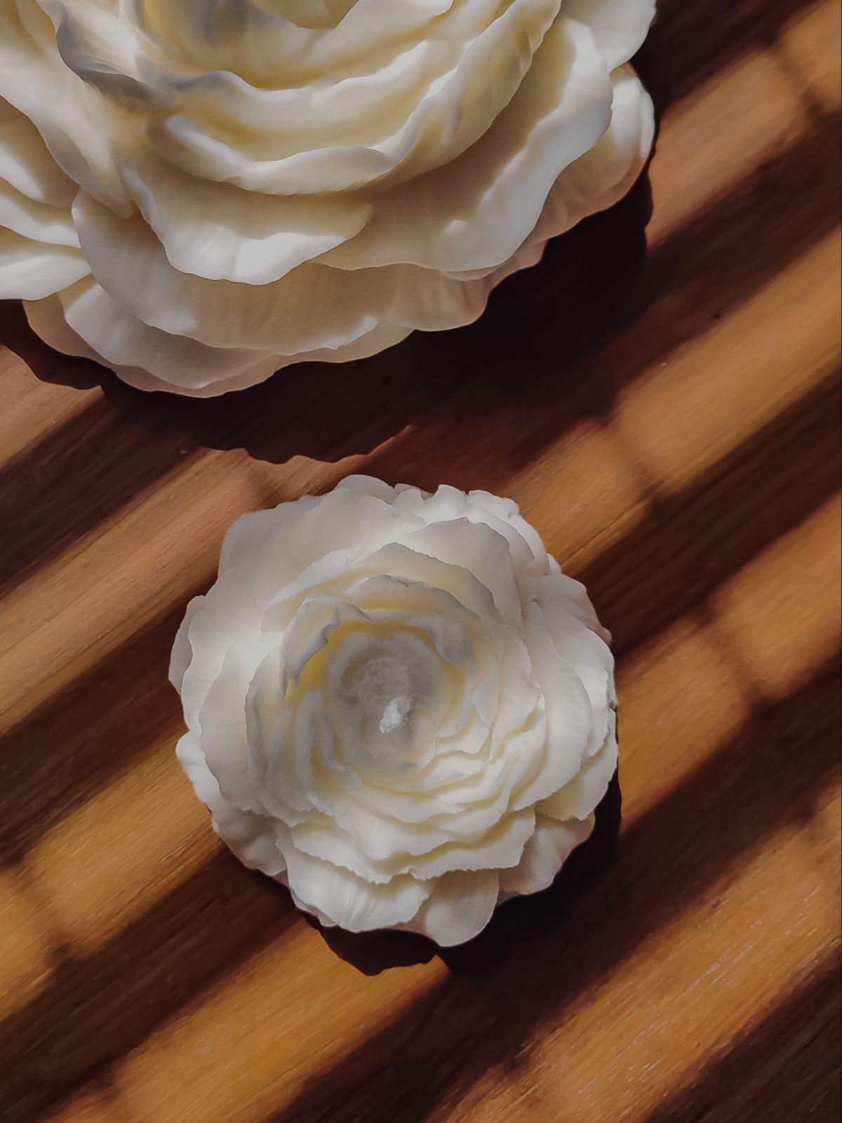 bougie fleur en forme de pivoine - Une décoration artisanale française fabriquée avec amour dans la ville de Lyon en France - cadeau marriage fetes des mères