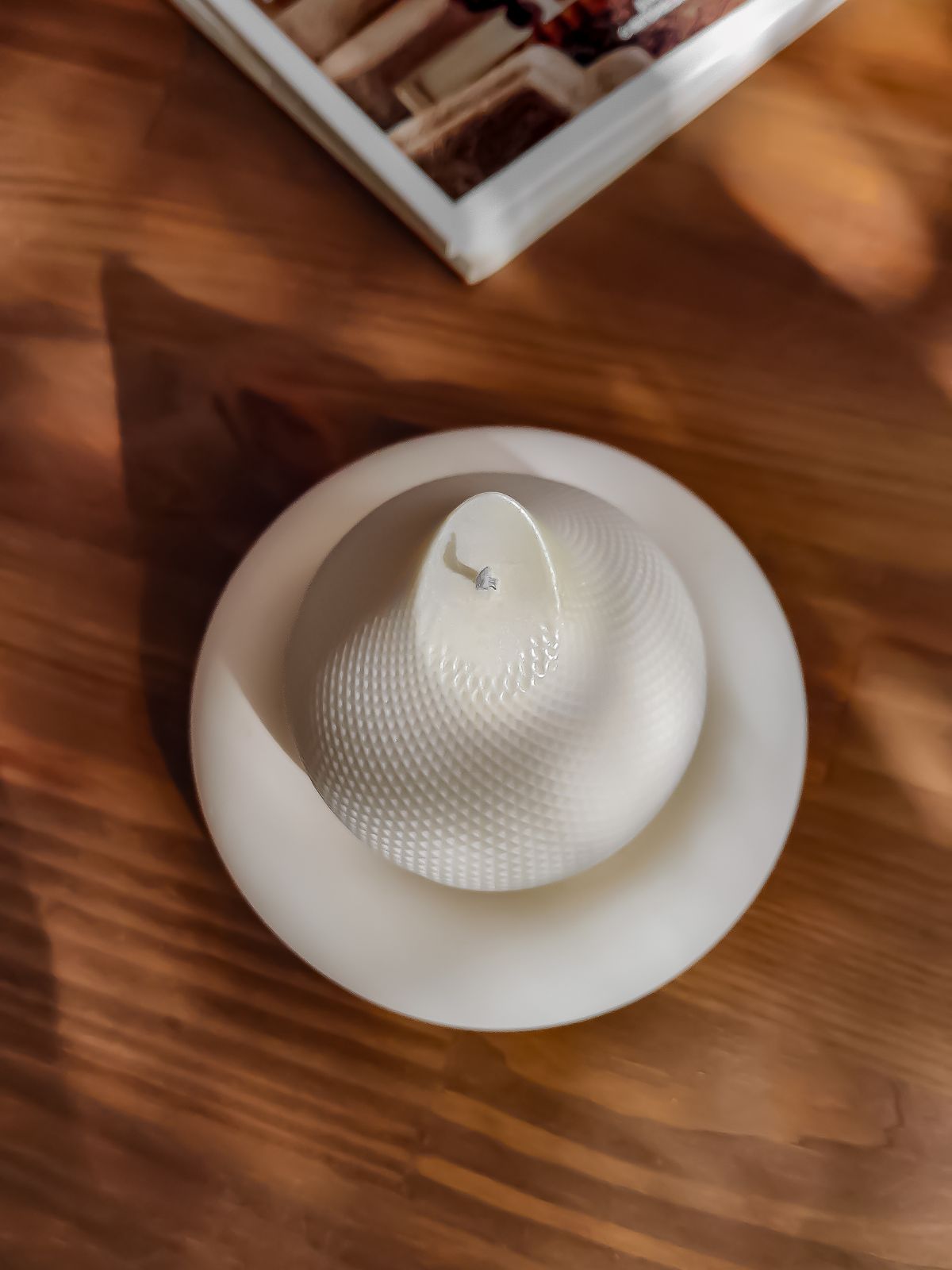 Grande bougie décorative parfumée en forme de goutte avec une jolie texture cadrillé. Décoration de table basse, de 
 bibliothèque, ou de comptoire à coté de vase ou de tableau. Objet déco raffinée et chaleureux pour intérieur. Bougie sculpturale artisanale fabriquée en cire de soja naturelle en France dans la ville de Lyon.
 