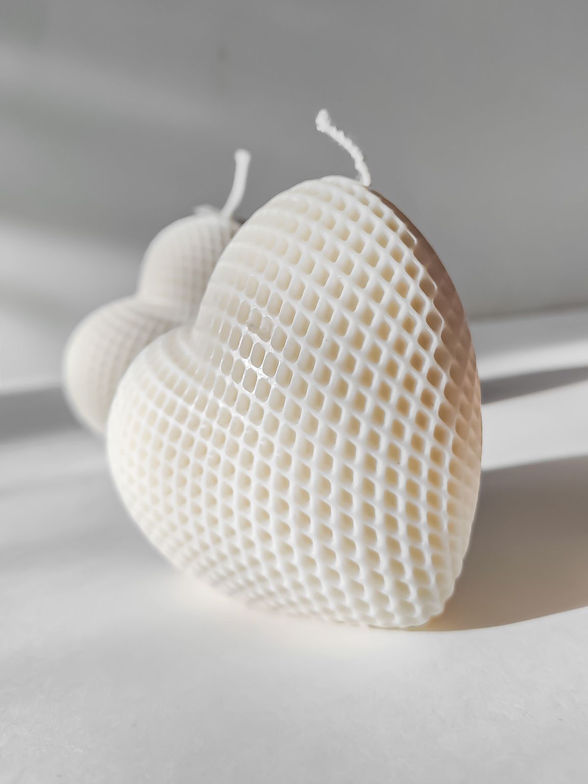 Jolie cadeau en forme de coeur avec une texture cadrillé pour une ambiance romantique et boheme. Bougies décoratives parfumées de table en forme de coeur. idée cadeau st valentin à offrir. Cadeau idéale pour les amoureux.